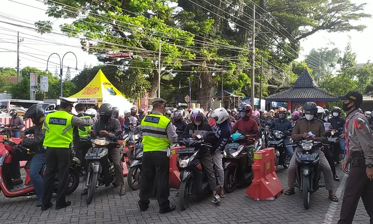 Hari Aktif Kerja, Pemeriksaan Kendaraan Masuk Malang Timbulkan Kemacetan