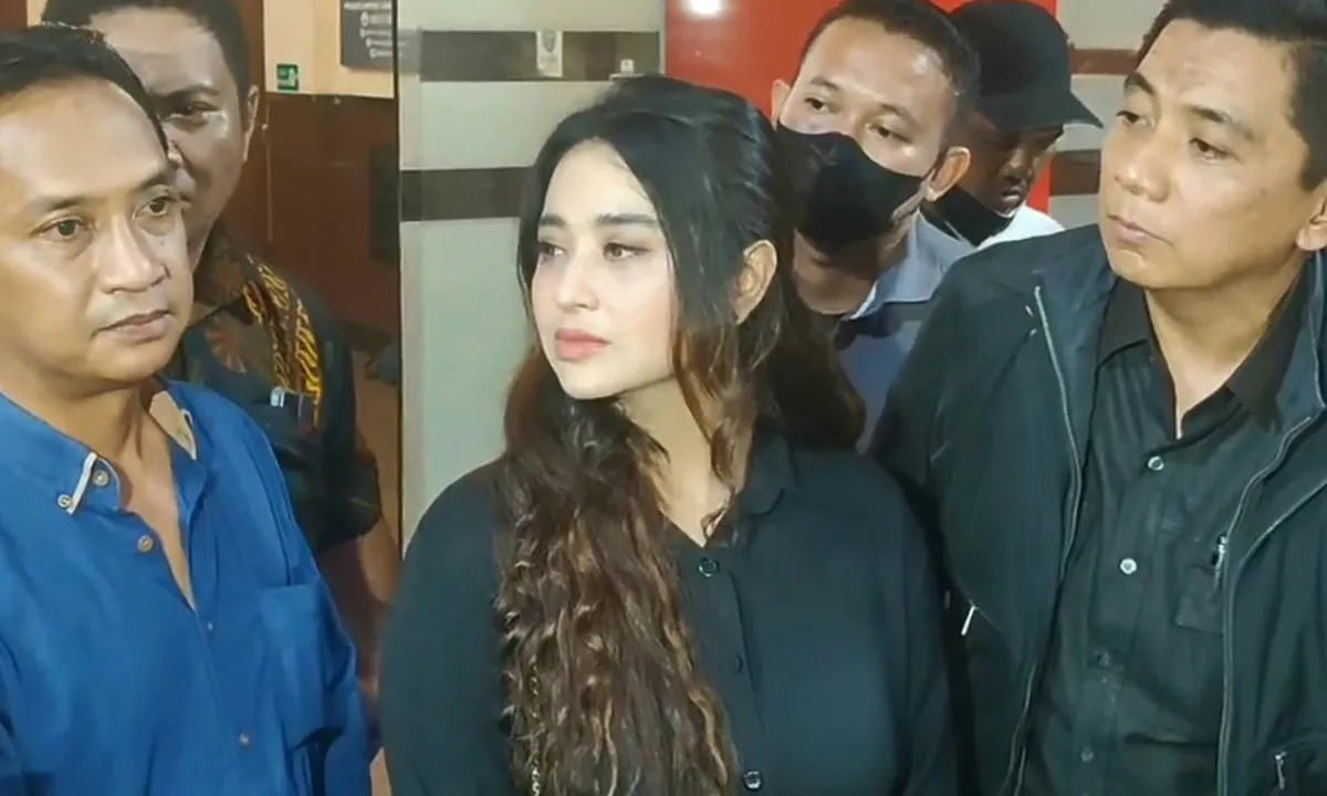 Haters Dewi Perssik Minta Maaf Sambil Menangis Sesegukan di Kantor Polisi