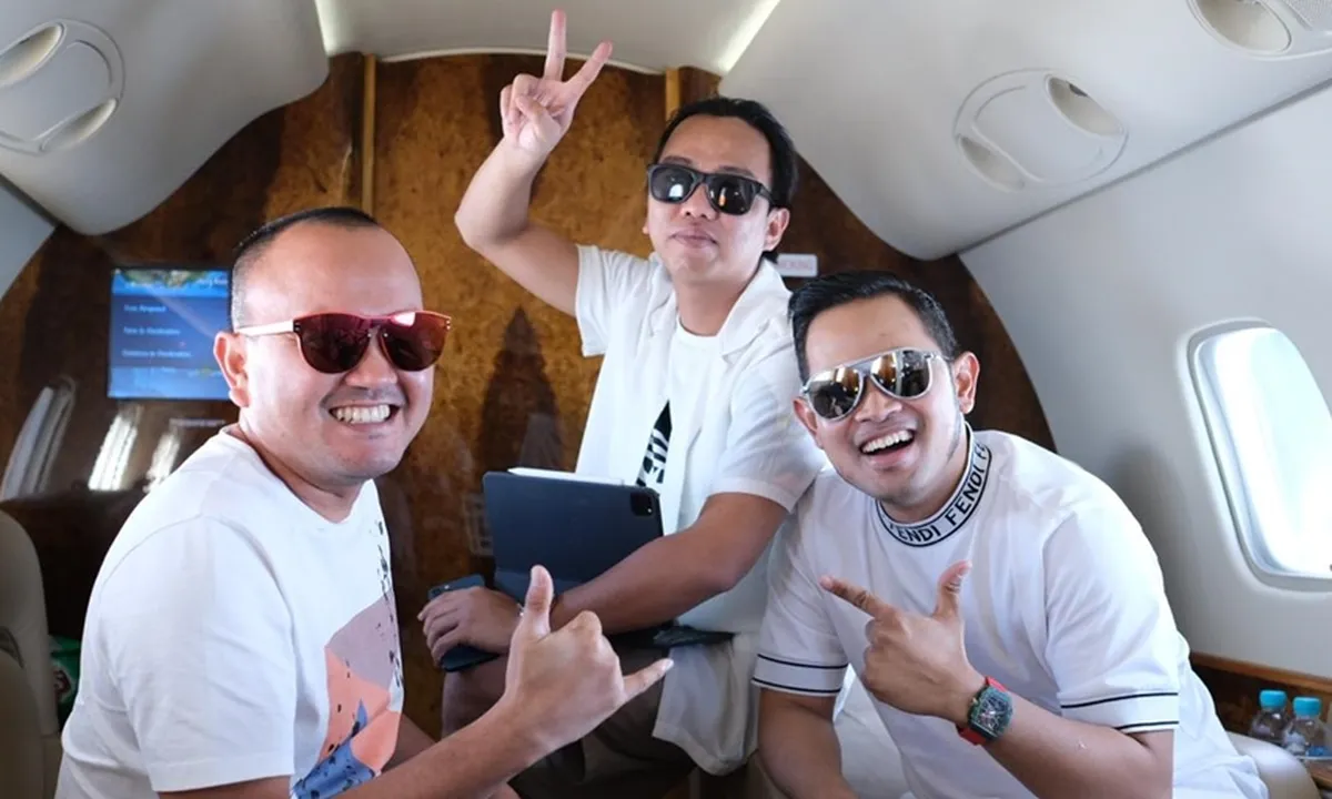 Heboh! Crazy Rich Malang Berikan Banyak Dollar ke Pengamen di Dalam Jet Pribadi