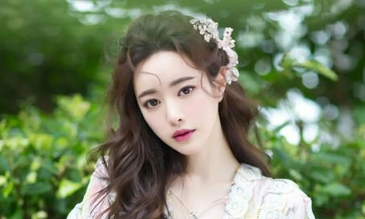 Hong Soo Ah Akui Karirnya Makin Lancar Berkat Operasi Plastik