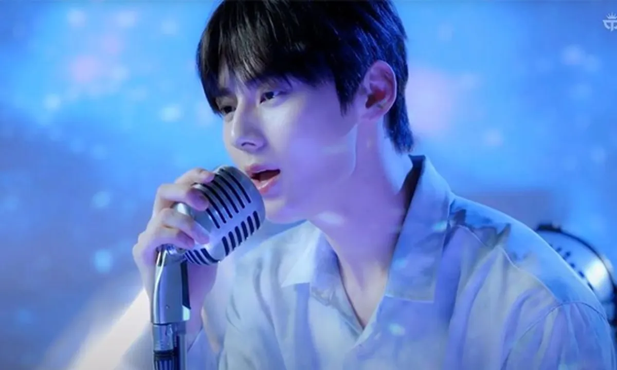 Hwang Minhyun Sapa Penggemarnya Sambil Membuat Patbingsoo