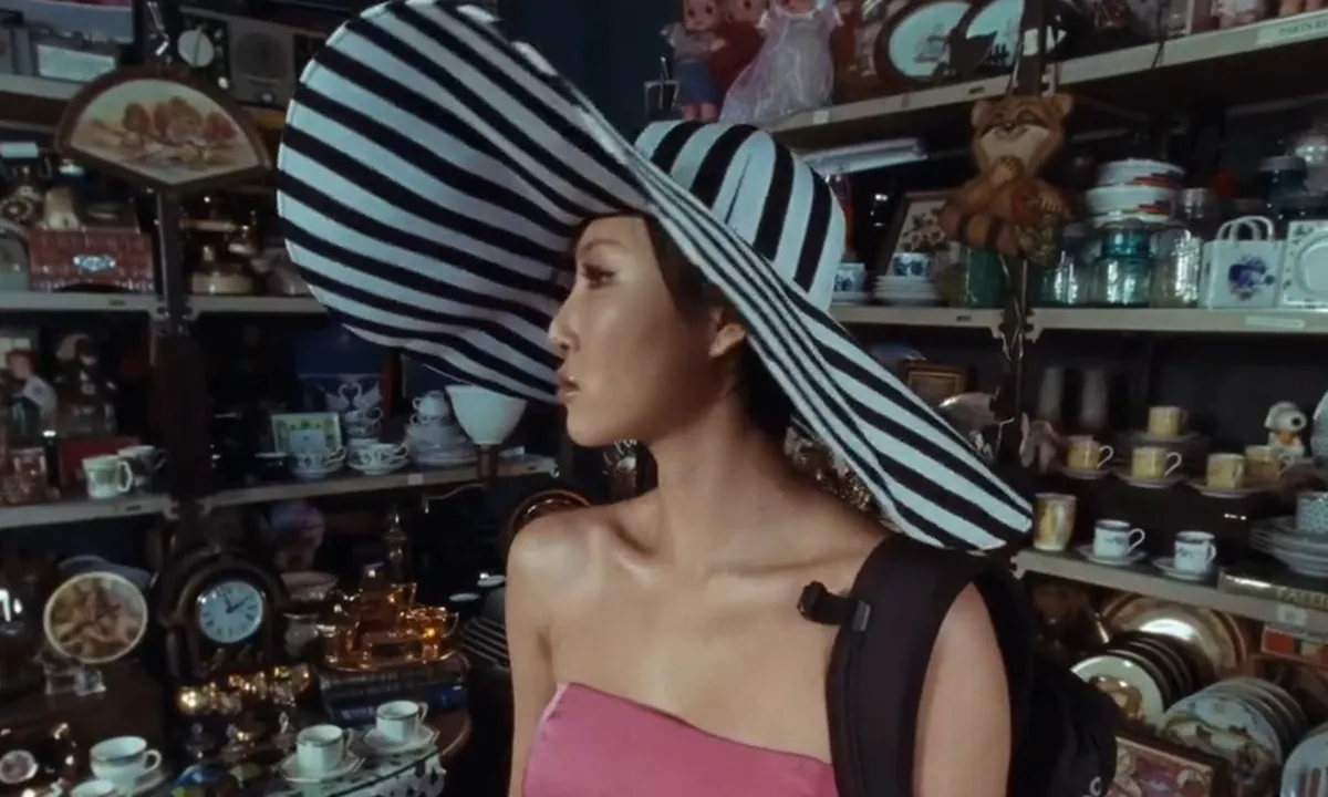 Hwasa Comeback di MV So Cute, Teaser Perlihatkan Capeknya Mengurus Bocil