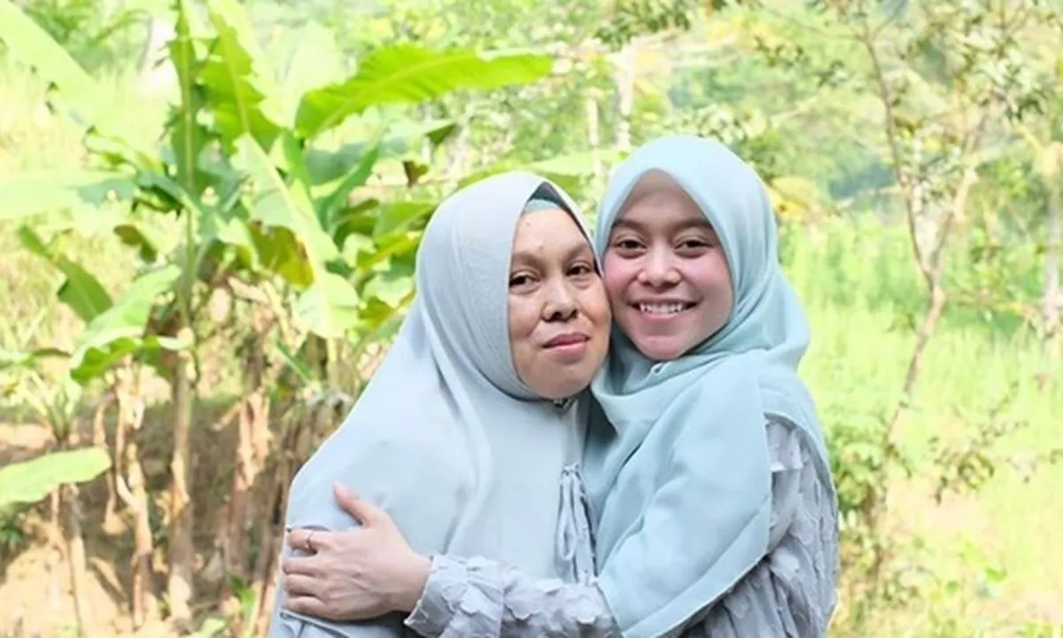 Ibunda Lesti Ungkap Alasan Sering Absen Temani Sang Anak Manggung