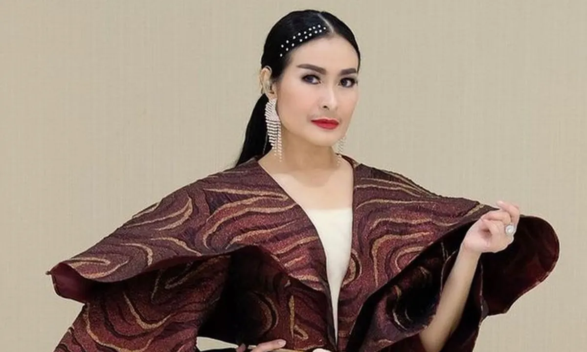 Iis Dahlia Sebut Kalung Salib Yang Dipakai Devano Danendra Cuma Aksesoris