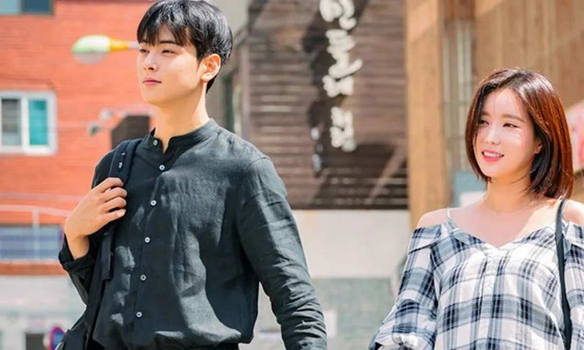 Im Soo Hyang - Cha Eunwoo Sapa Fans Sebelum Berangkat Liburan Bareng