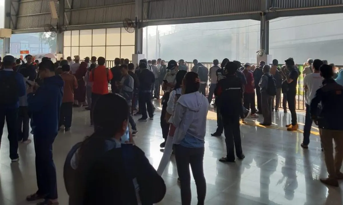 Imbas Kerusuhan, Penumpang KRL Sampai Terkunci di Stasiun Tanah Abang