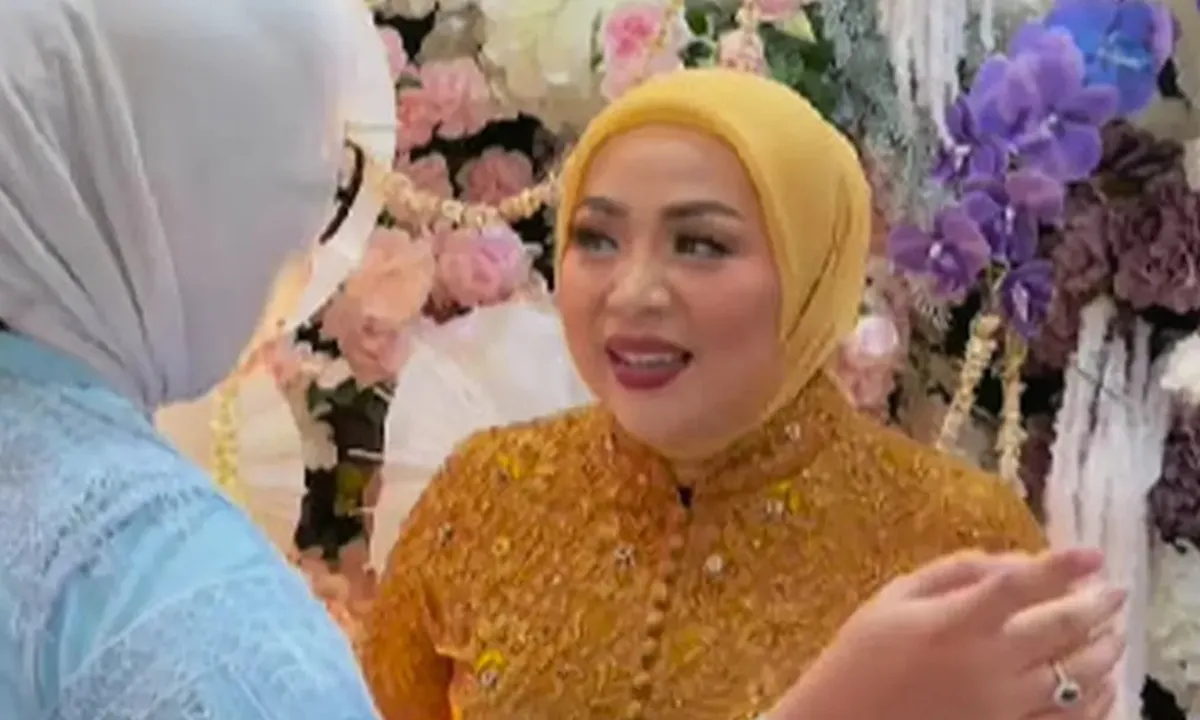 Intip Penampilan Muzdalifah di Acara Tunangan Sang Anak yang Curi Perhatian