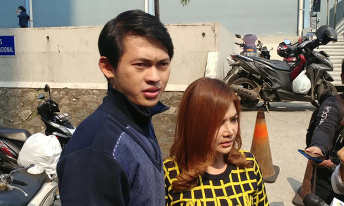 Irma Dharmawangsa Dilabrak dan Disiram Air di Tempat Umum oleh Tiara Marleen