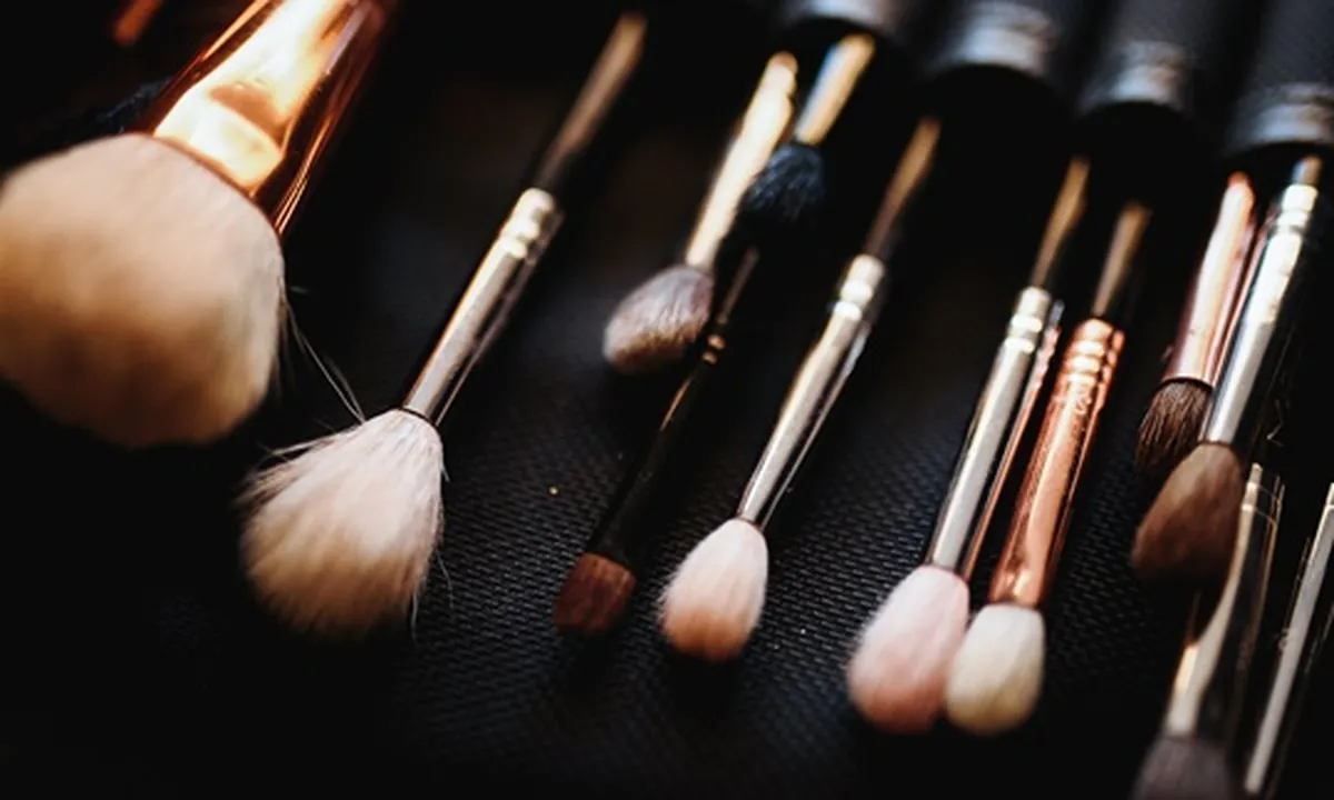 Jangan Malas, Ini 5 Cara Membersihkan Alat Makeup Agar Wajah Terhindar dari Jerawat - Bakteri
