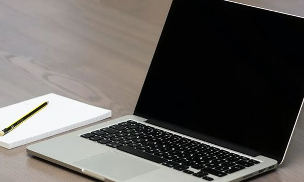 5 Cara Membersihkan Layar Laptop yang Tepat, Jangan Sampai Salah!