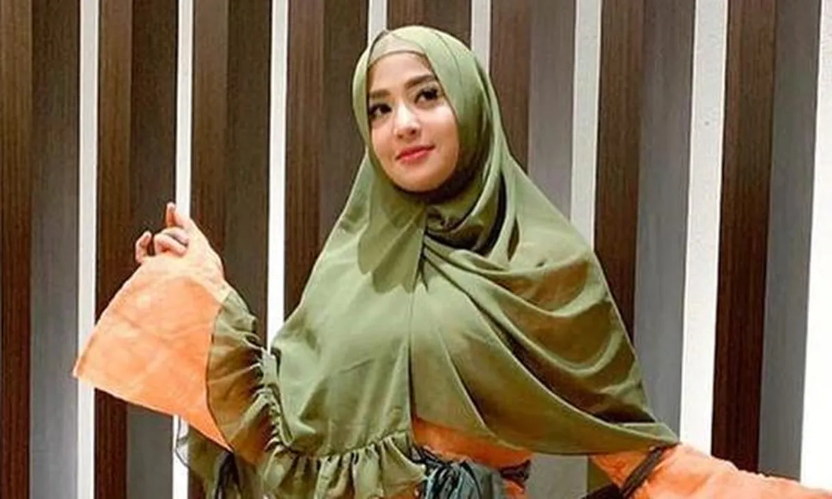 Jemput Sang Ayah ke Jember, Dewi Perssik Tampil Syar'i Kenakan Cadar