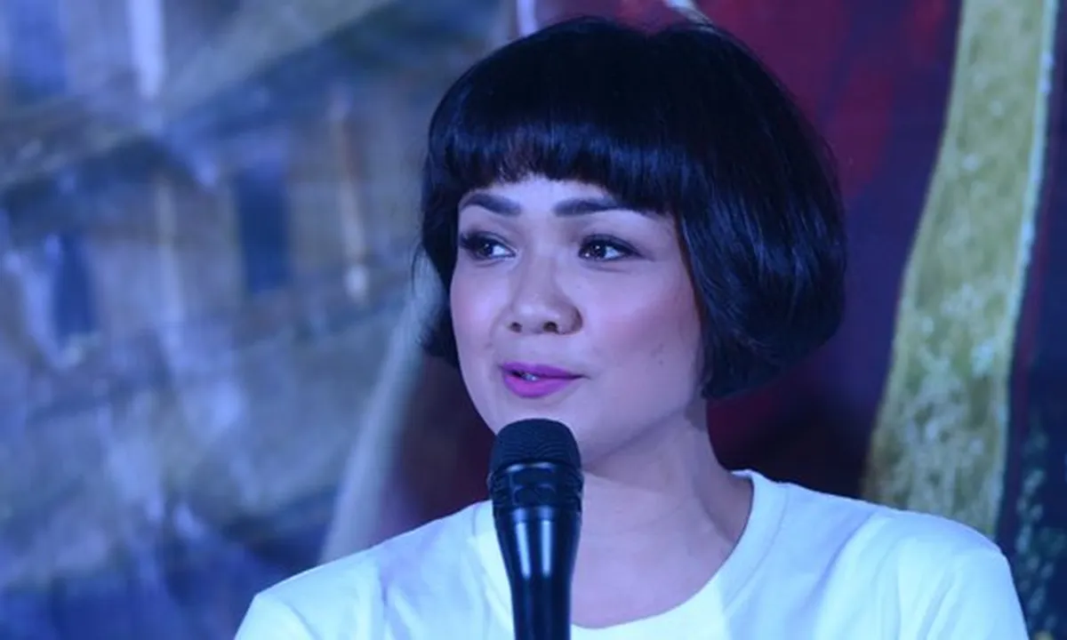 Jenazah Ibunda Dimakamkan, Nirina Zubir Terlihat Begitu Tegar
