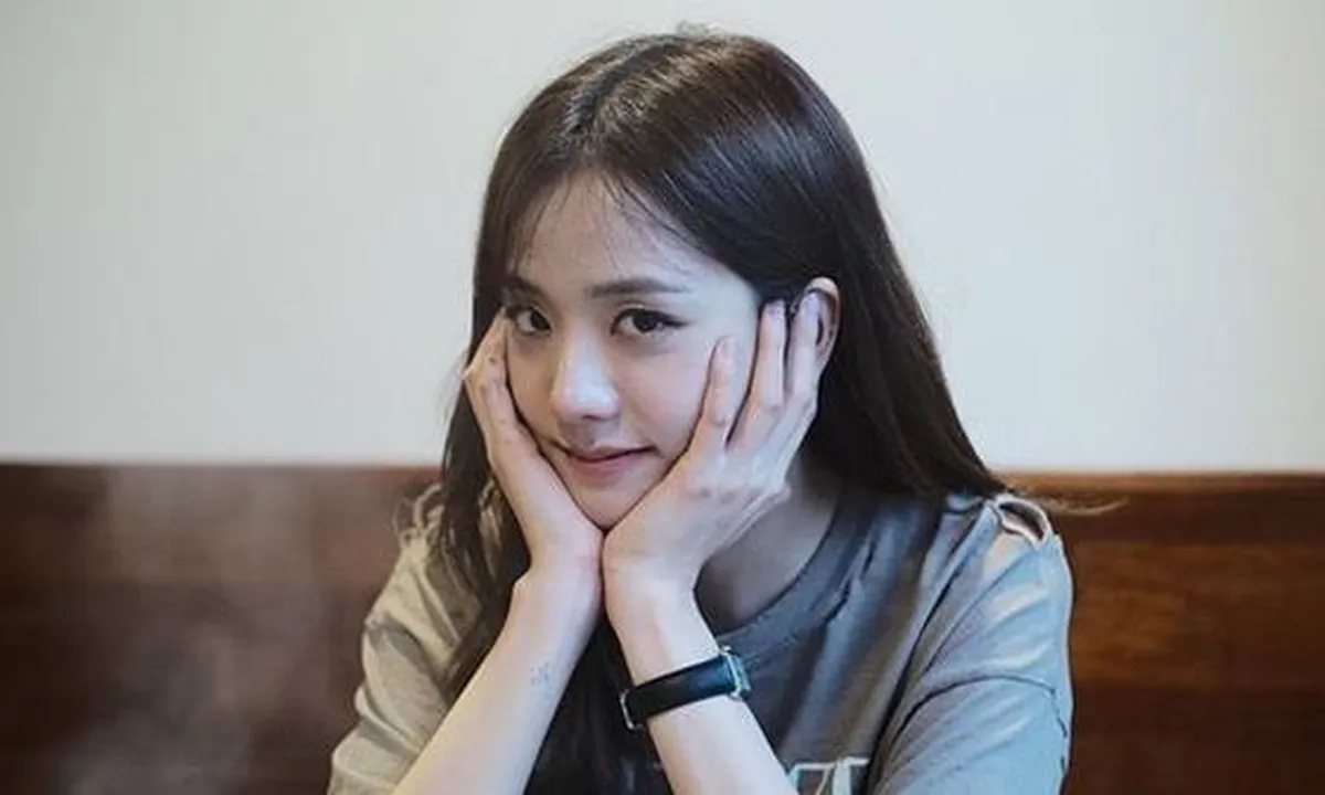 Jisoo BLACKPINK Mirip dengan Teh Ga di Webtoon 'Terlalu Cantik'?