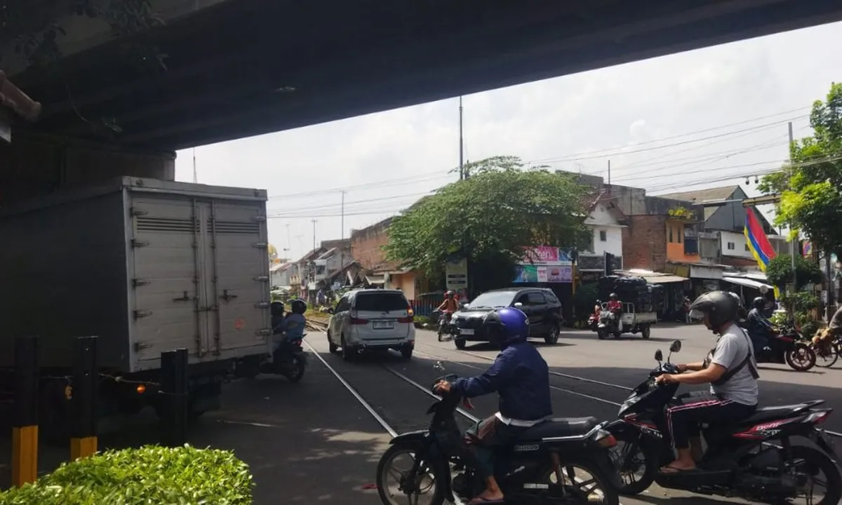 KAI Sayangkan Bus TNI AL Penerobos Lintasan Kereta