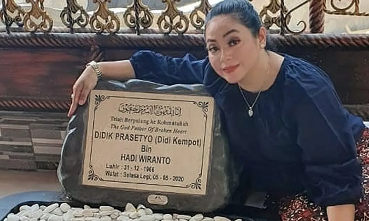Kangen, Yan Vellia Kunjungi Makam Mendiang Didi Kempot