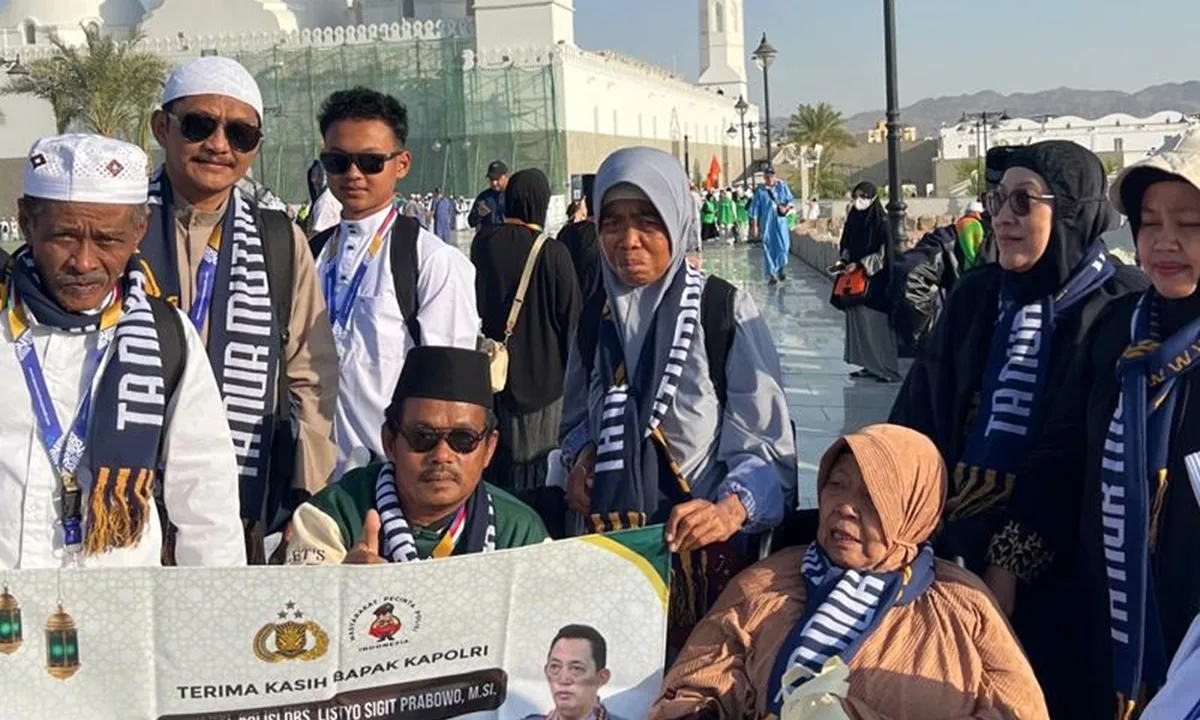 Kapolri Berangkatkan Umroh Gratis Guru Madrasah Disabilitas hingga Pemandi Jenazah