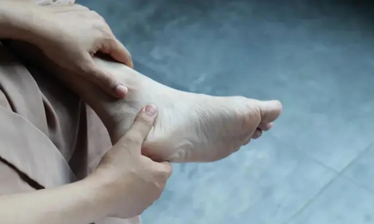 Kenali Penyebab dan Ciri-Ciri Kolesterol Tinggi di Kaki yang Sering Terabaikan