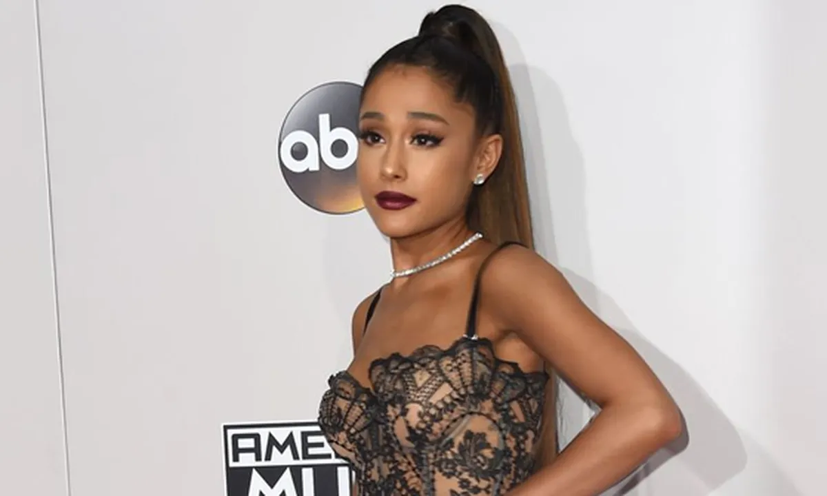 Kencan Romantis, Ariana Grande Tertangkap Cium Mesra Pete Davidson