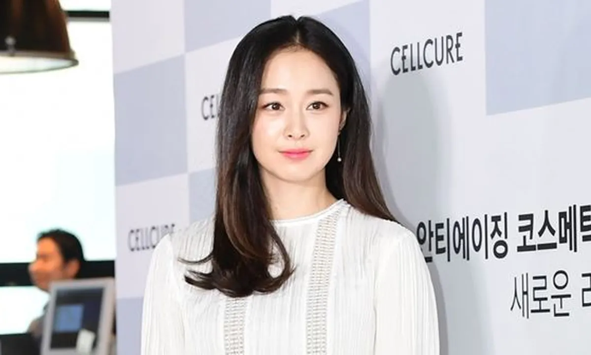 Kim Tae Hee Muncul di Youtube Bareng MUA, Belajar Cara Unboxing Aja Cantik