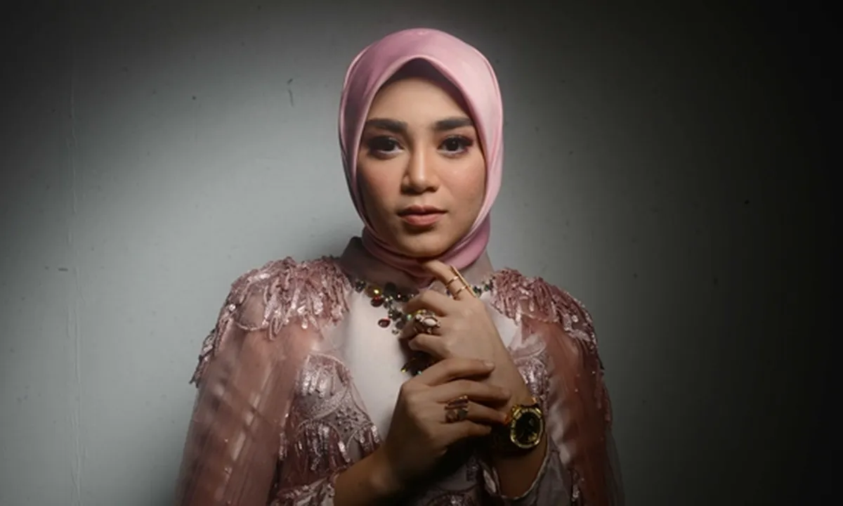 [Kisah] Uyaina Arshad, Host Cantik DAA4 yang Yatim Dari Kecil