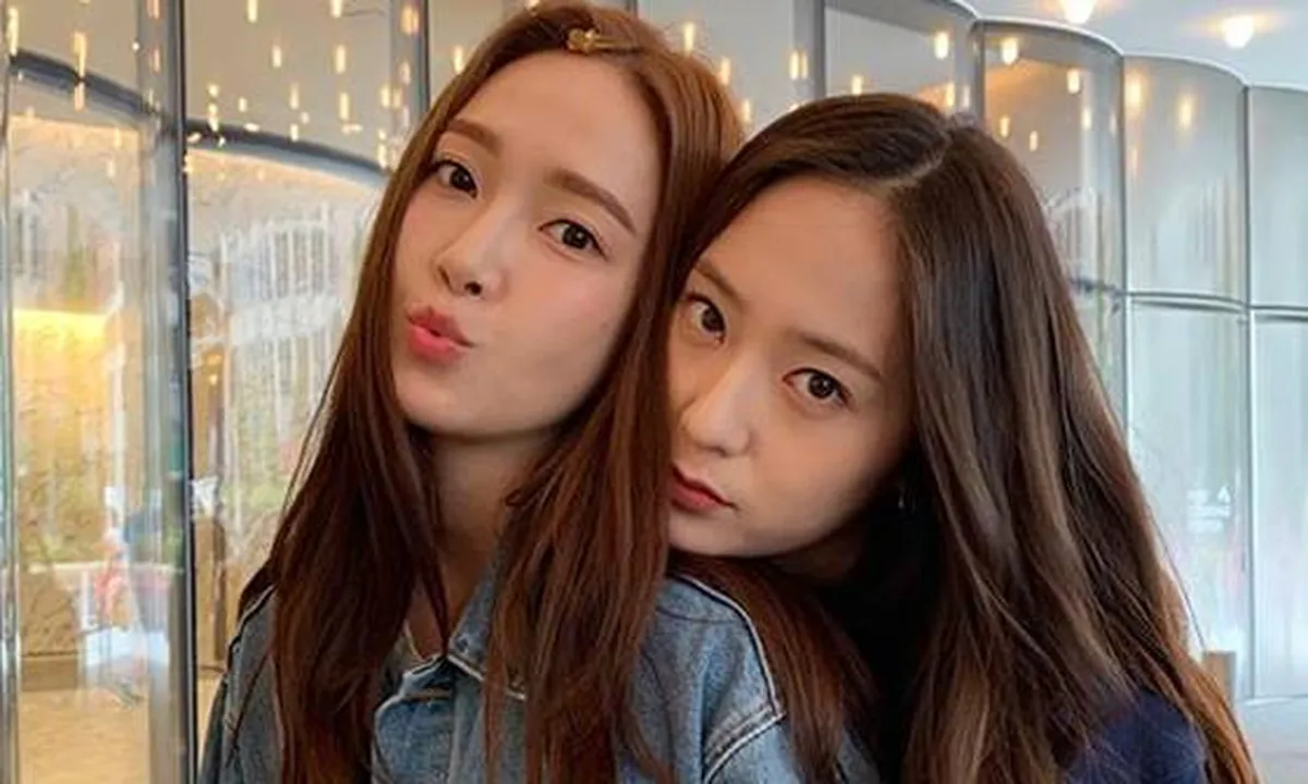 Kocaknya Jessica Jung Memotret Krystal Tapi Hasilnya Ngeblur Semua!