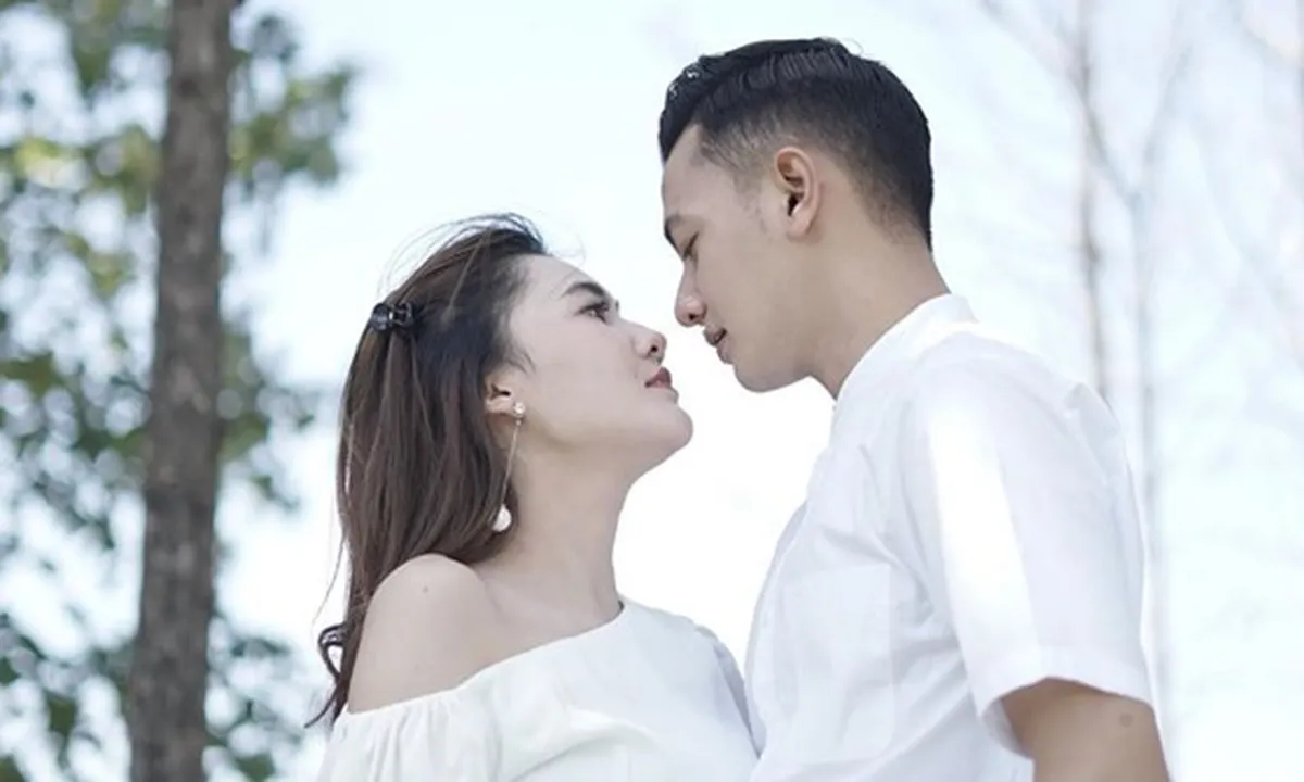 Kompak Pakai Batik Kembaran, Ini Momen Lamaran Nella Kharisma dan Dory Harsa?