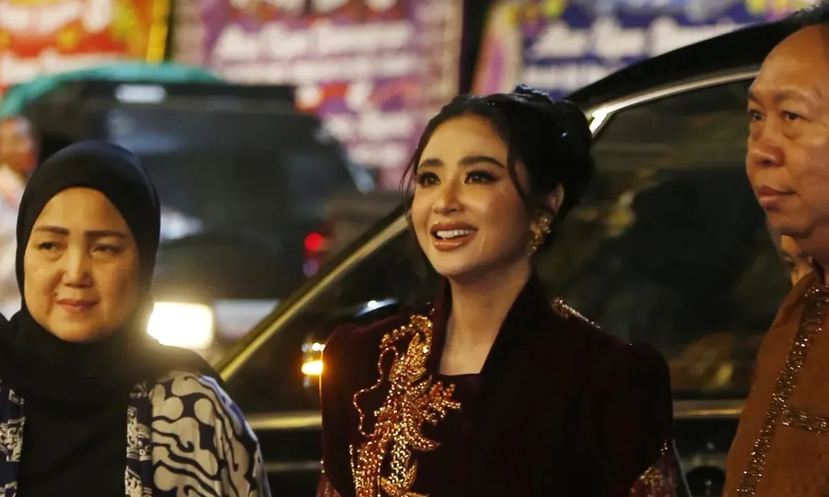 Kondisi Tio Pakusadewo Membaik, Dewi Perssik Berharap Bisa Main Film Bareng