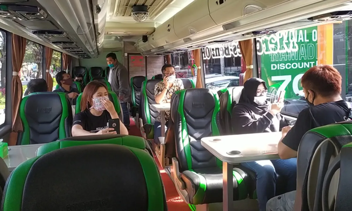Kreatif Di Tengah Pandemi, Perusahaan Ini Ubah Bis Menjadi Kafe Berjalan