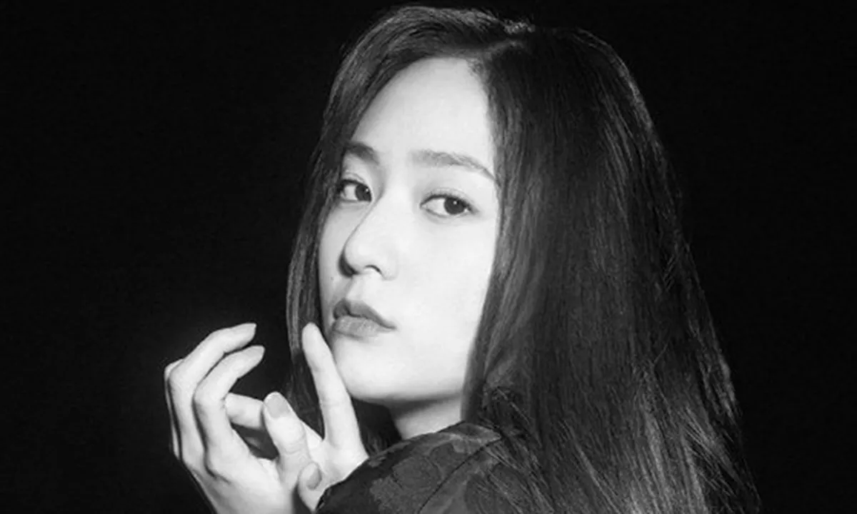Krystal f(x) Pancarkan Pesona Chic dan Classy di Pemotretan 'Urbanlike'