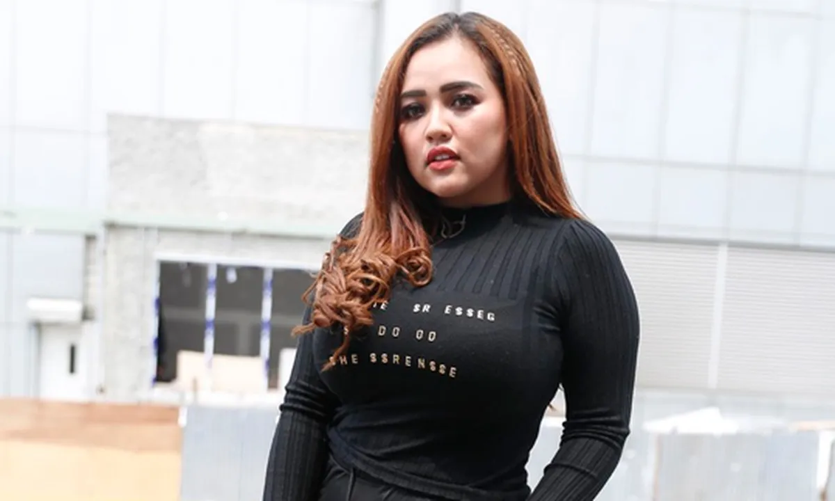 Lagi, Clara Gopa Pamer Pose Tanpa Busana di Kolam Renang
