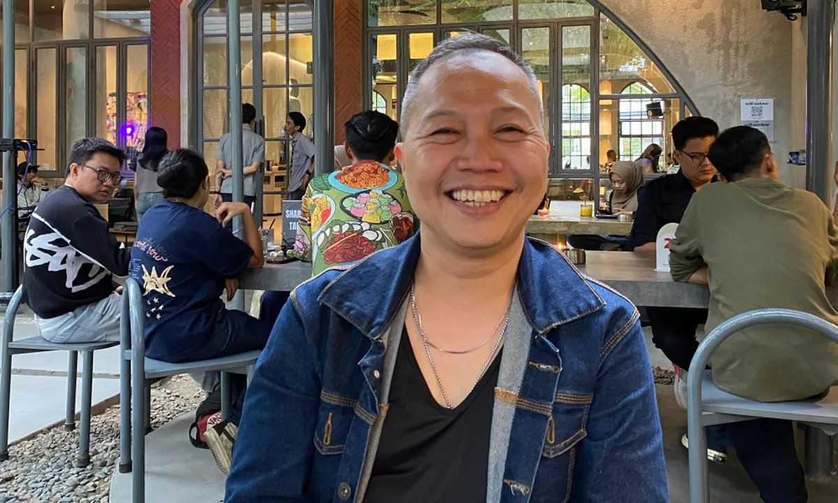 Lagu Baru Sandhy Sondoro 'Cerita Romansa' Hadirkan Vibe 80-an Demi Gaet Gen Z