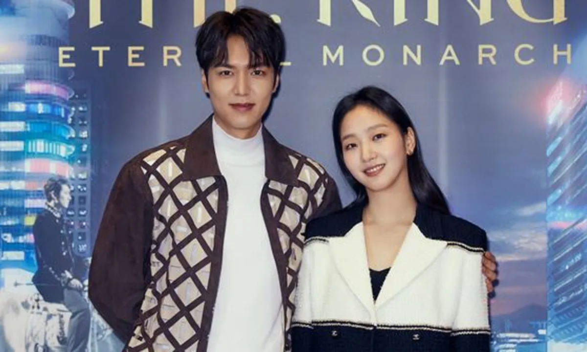 Lee Min Ho Tak Sengaja Sebut Dirinya Noona, Dapat Pukulan Manja dari Kim Go Eun