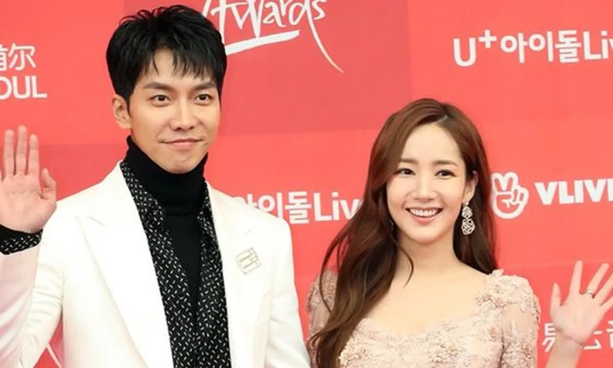 Lee Seung Gi dan Park Min Young Serasi Banget di Red Carpet GDA 2019