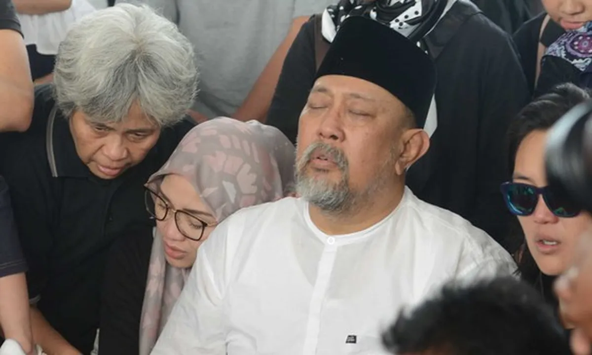 Lepas Kepergian Istri, Indro Warkop Tampak Begitu Terpukul