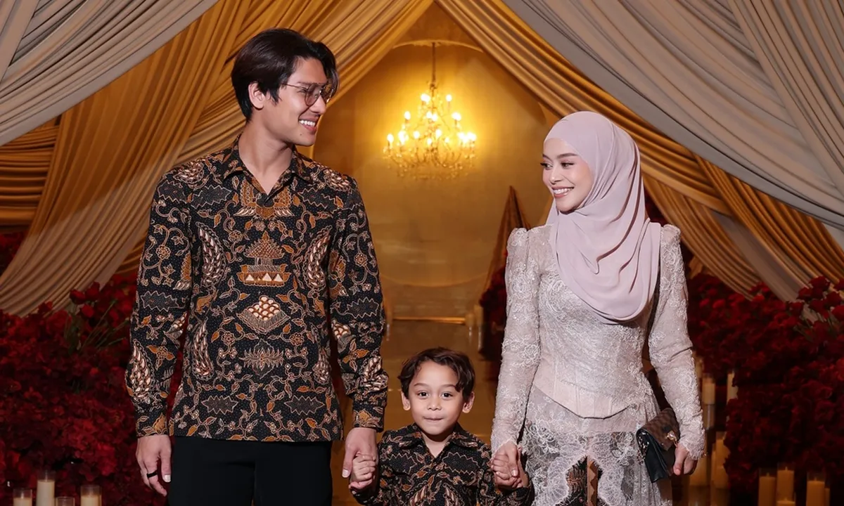 Lesti dan Rizky Billar Kompak Kondangan Pakai Batik Sarimbit, Abang L Tampil Gemass