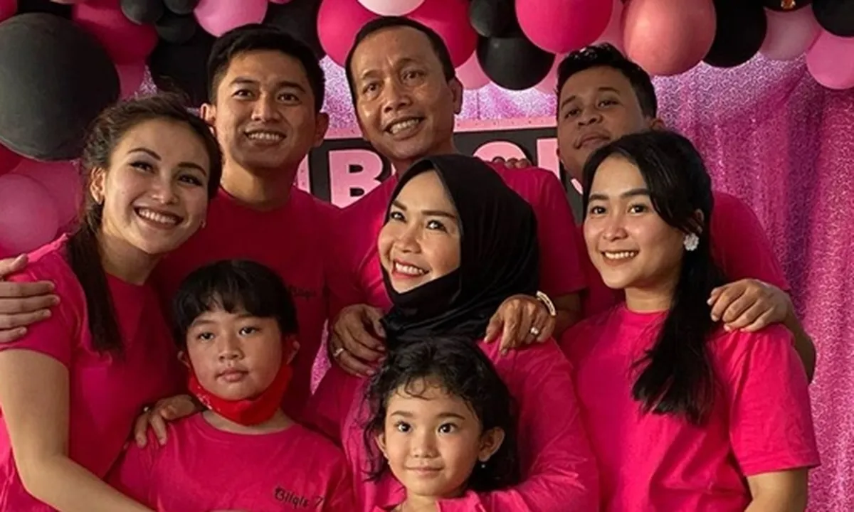 Liburan Akhir Tahun Bareng Keluarga, Ayu Ting Ting Ajak Adit Jayusman