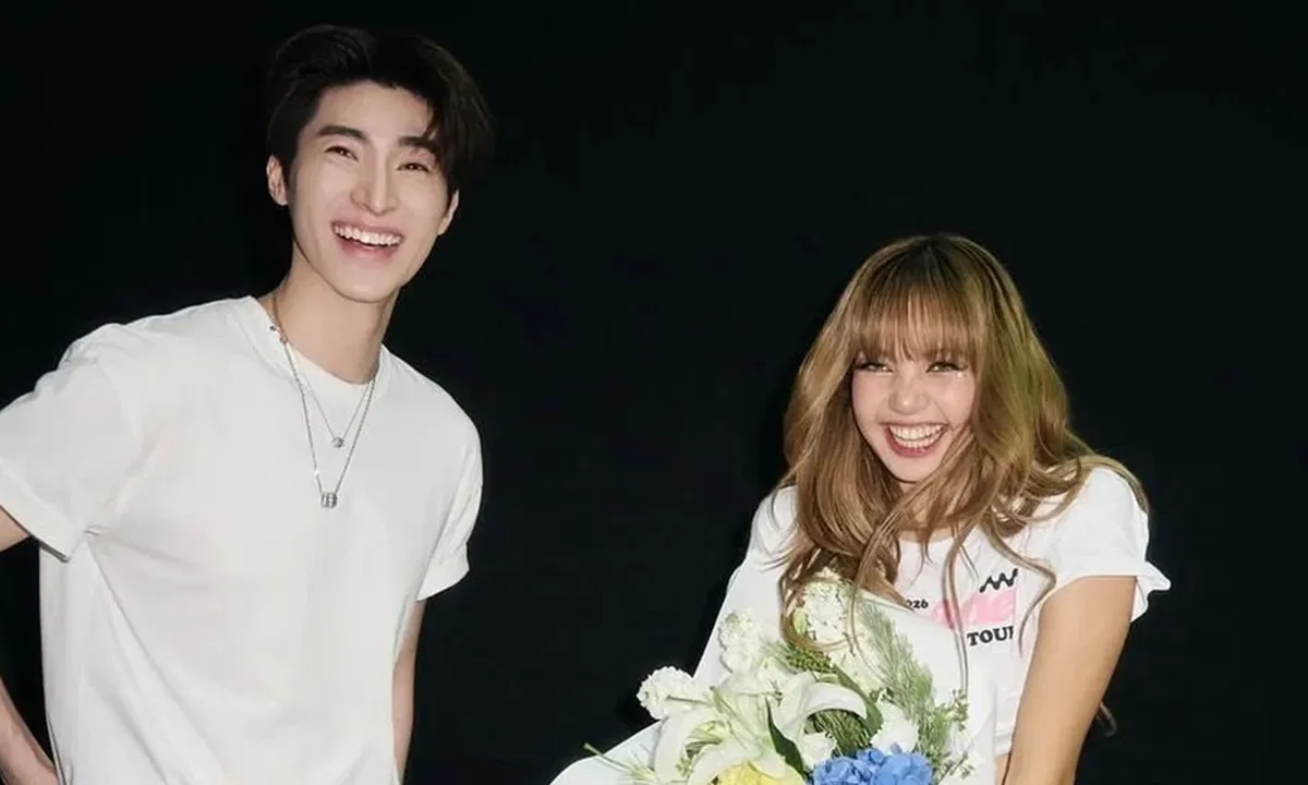 Lisa BLACKPINK Kepergok Jalan Bareng Blue Pongtiwat, Pacaran?