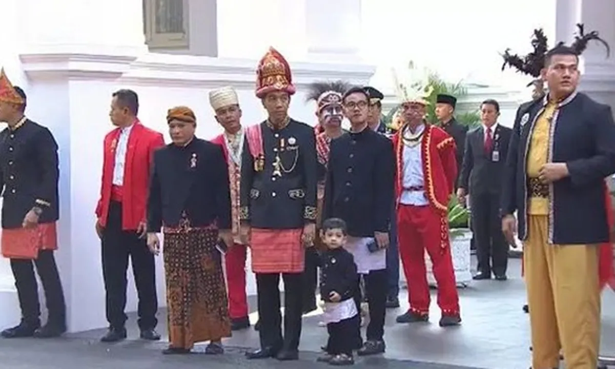 Lucunya Jan Ethes Hadiri Upacara HUT RI ke-73, Pake Baju Adat Jawa