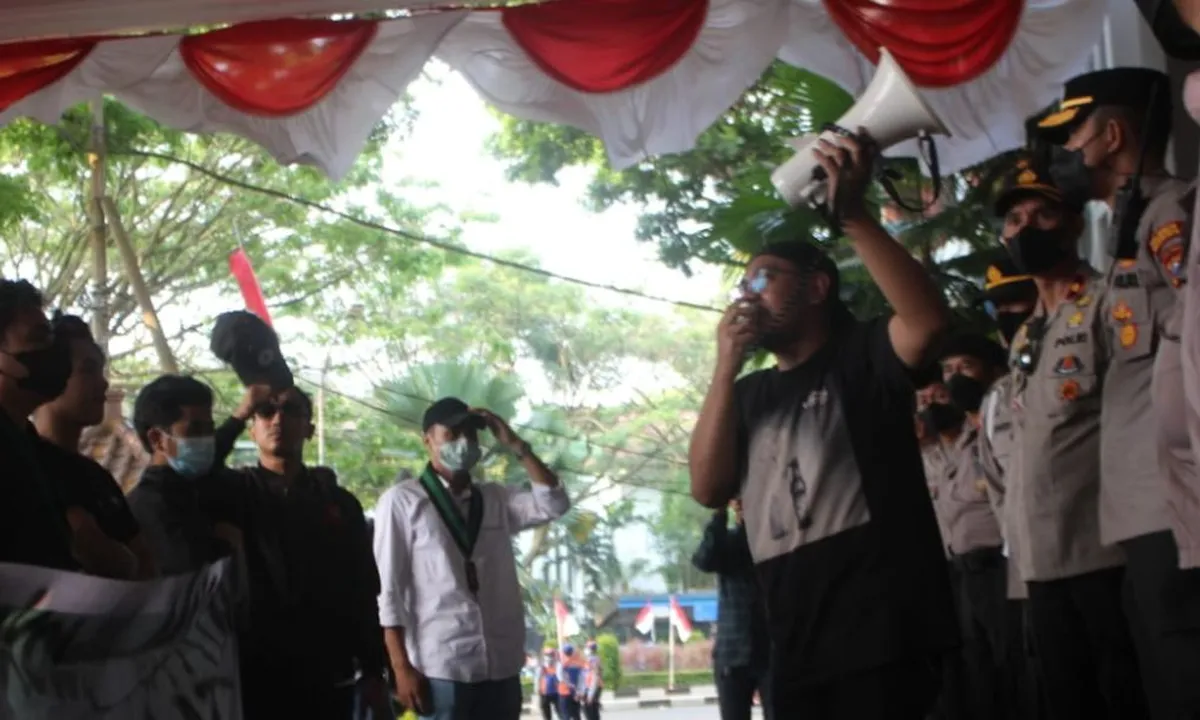 Mahasiswa di Malang Kumpulkan Saweran Agar Pemerintah Tak Naikkan Harga BBM