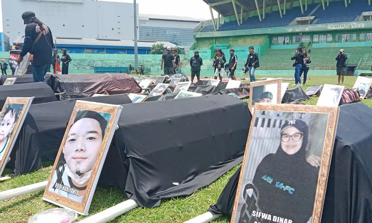 Masyarakat Mengarak 135 Keranda Saat Aksi Damai Memperingati 40 Hari Tragedi Kanjuruhan