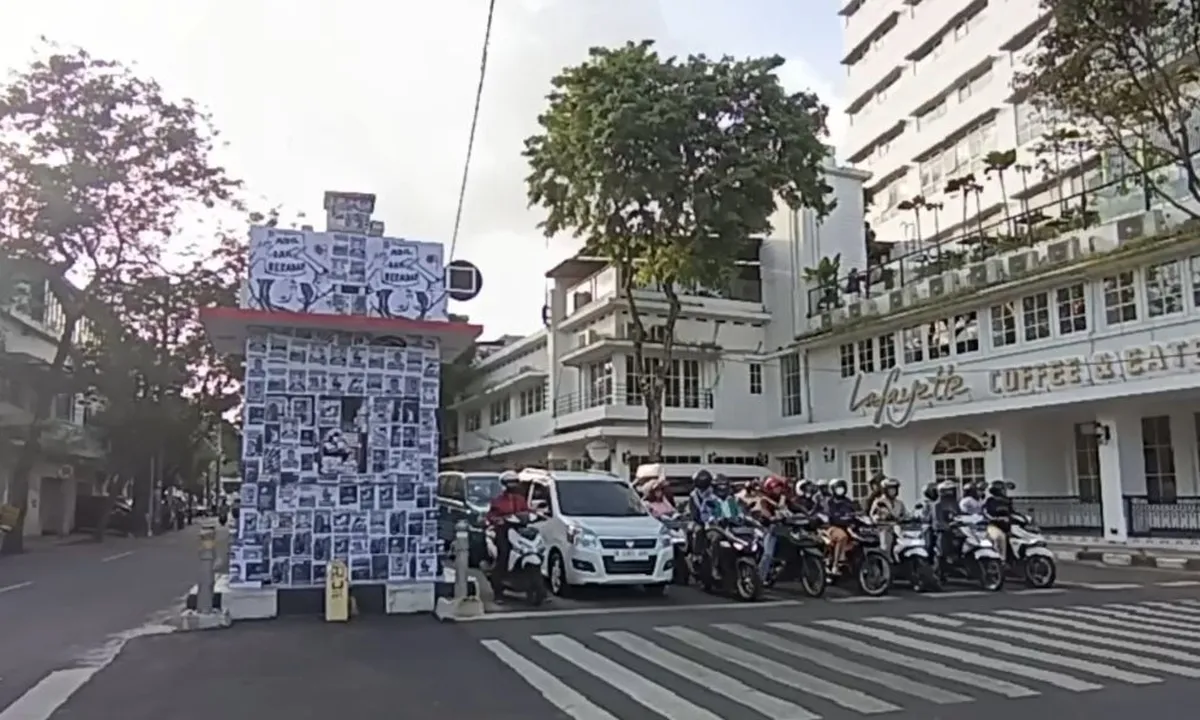 Menarik Perhatian Masyarakat, Pos Polisi di Malang Dipenuhi Tempelan Poster Usut Tuntas