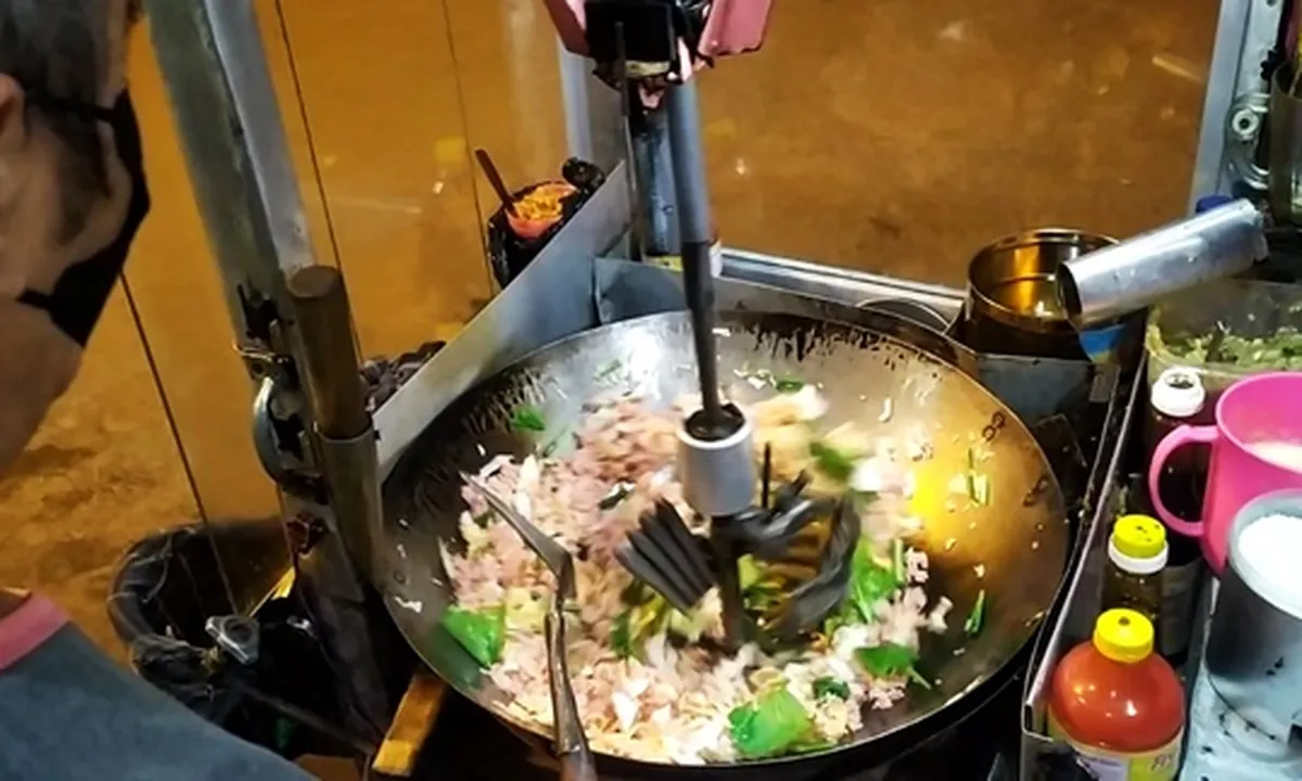 Menikmati Nasi Goreng Buatan Robot di Kota Malang