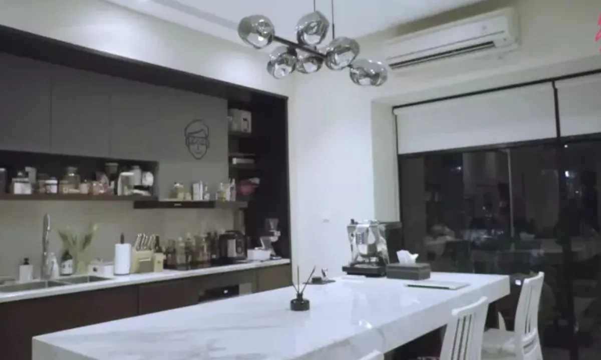 Menyusuri Dapur Minimalis Modern Vidi Aldiano, Lengkap dengan Kitchen Island