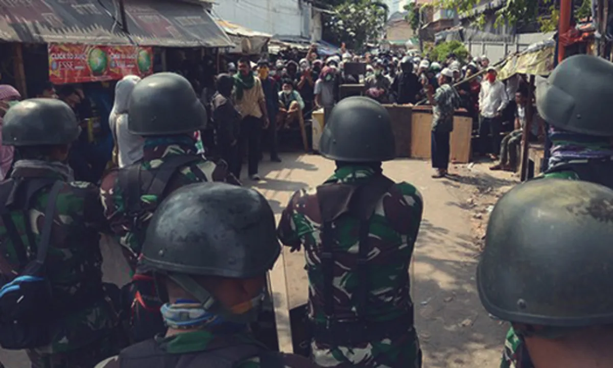 Meski Dilempari Batu, Pihak Kepolisian Tolong Demonstran yang Pingsan