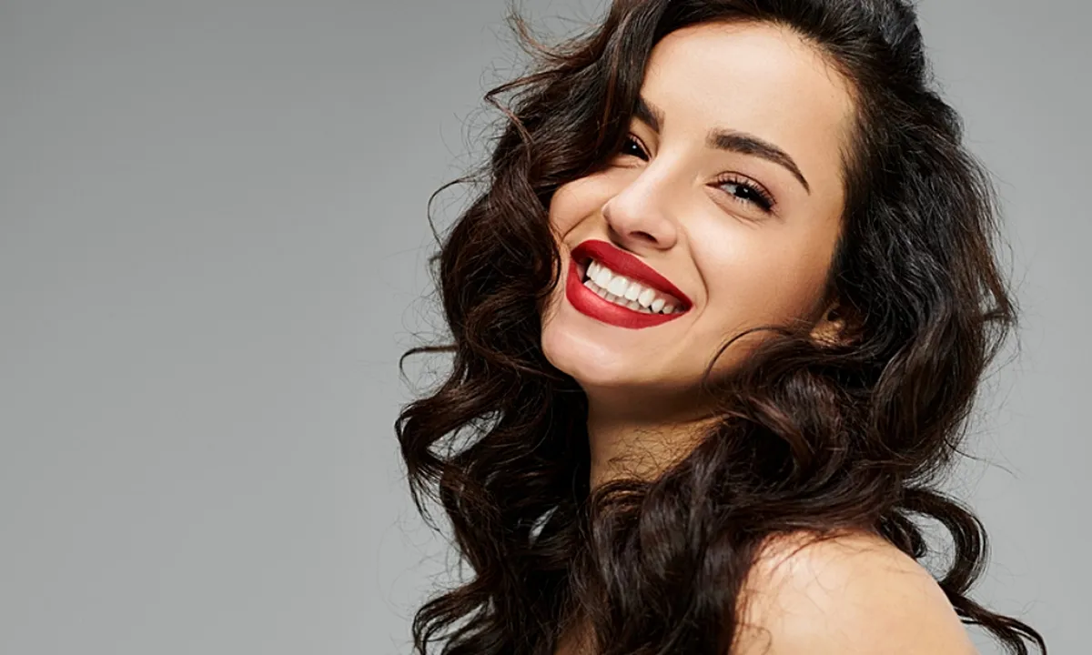 Model Rambut Layer Panjang untuk Wajah Bulat Pipi Tembam yang Stylish