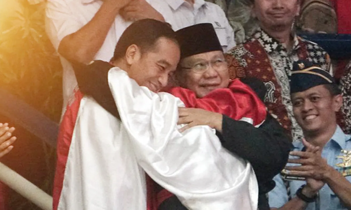 Momen Hangat Jokowi dan Prabowo Berpelukan Dalam Balutan Merah Putih