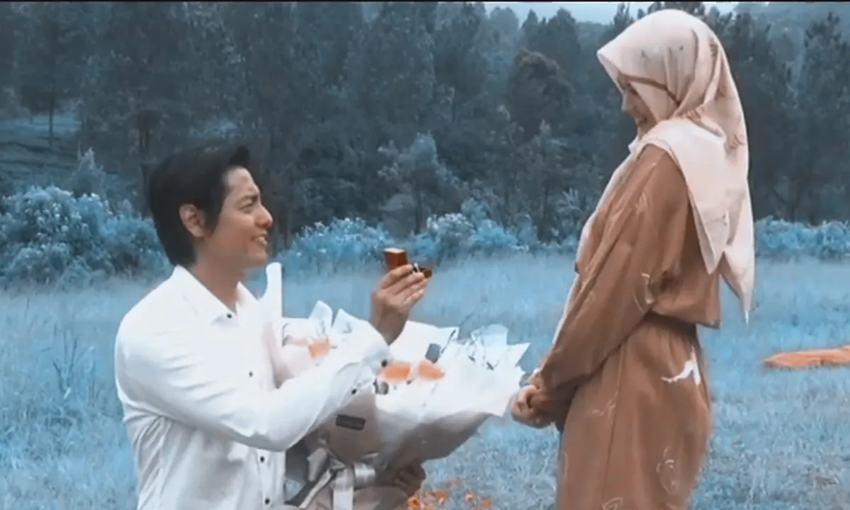 Momen Kejutan Manis Roger Danuarta Lamar Cut Meyriska