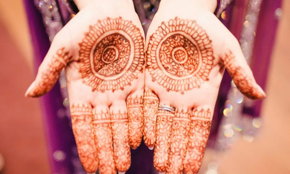 Mudah Ditirukan, 5 Inspirasi Terbaru Model Henna Tangan yang Simpel Namun Cantik