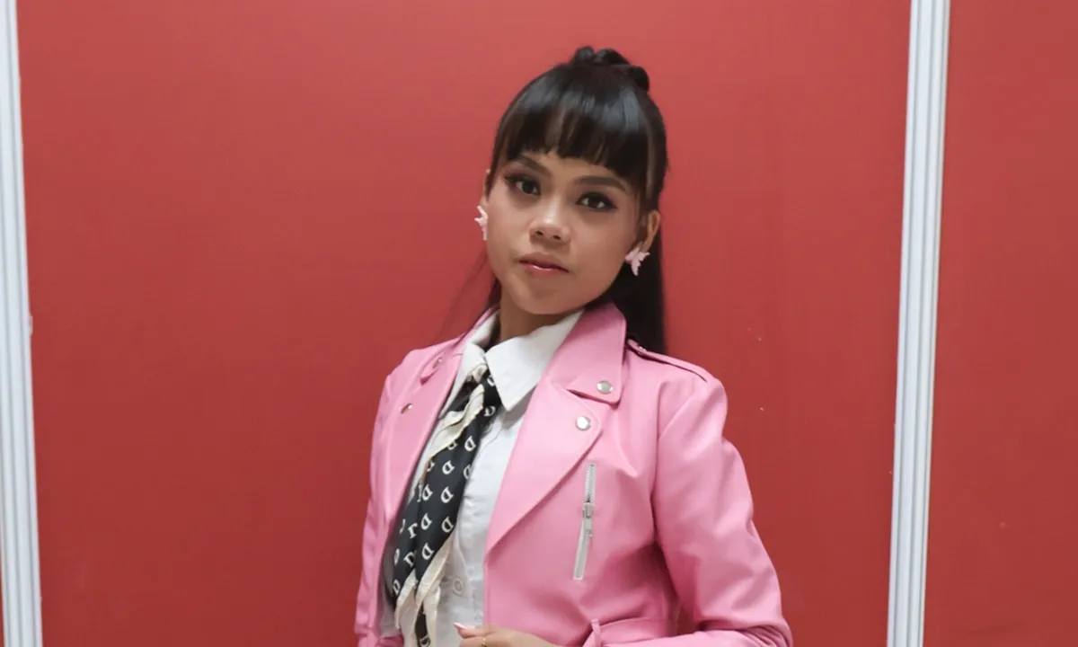 Nabila Asal Mamuju Bawa Oleh-oleh Durian untuk Juri D'Academy 8
