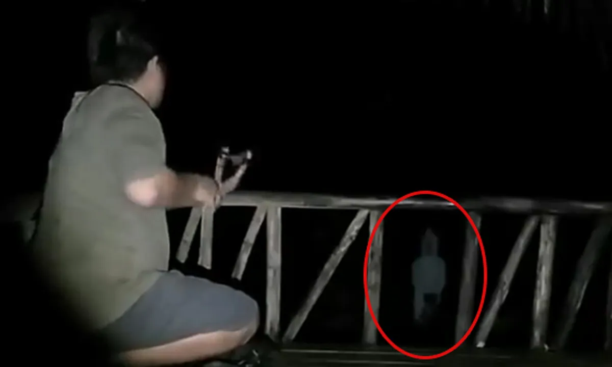 Nekat! Pria Ini Ketapel Pocong dan Ajak Selfie Kuntilanak